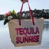 Strandtas Tequila Sunrise creme beige off white grote strandtassen met roze pink letters en handvat beachbags strandtas zomer fashion tassen