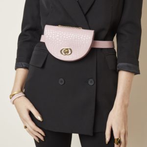 Schouder & Beltbag Perfect Croco roze pink trendy riemtassen fannypack buideltasjes met schakelketting festival fashion bestellen detail