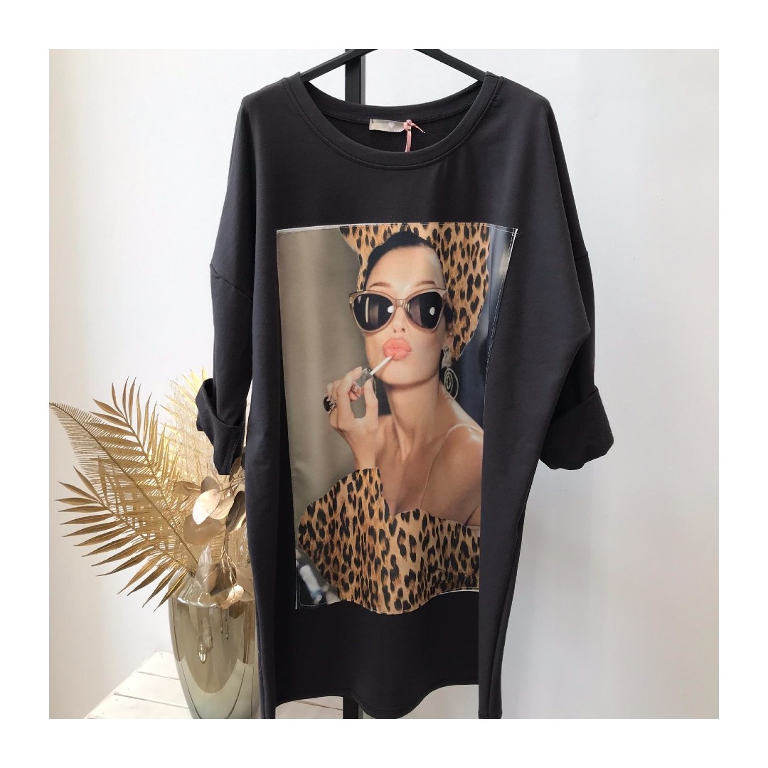 Sweaterdress-Leopard-Kisses-zwart-zwarte-lange-sweaters-met-trendy-print-lange-mouwen-fashion-kopen