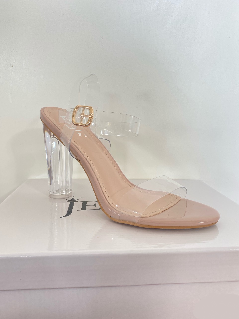 Clear-Pumps-nude-doorzichtige transparante-dames-hakken-high-heels goud-pumps-sandalen-trendy-schoenen-online-kopen-bestellen.jpg