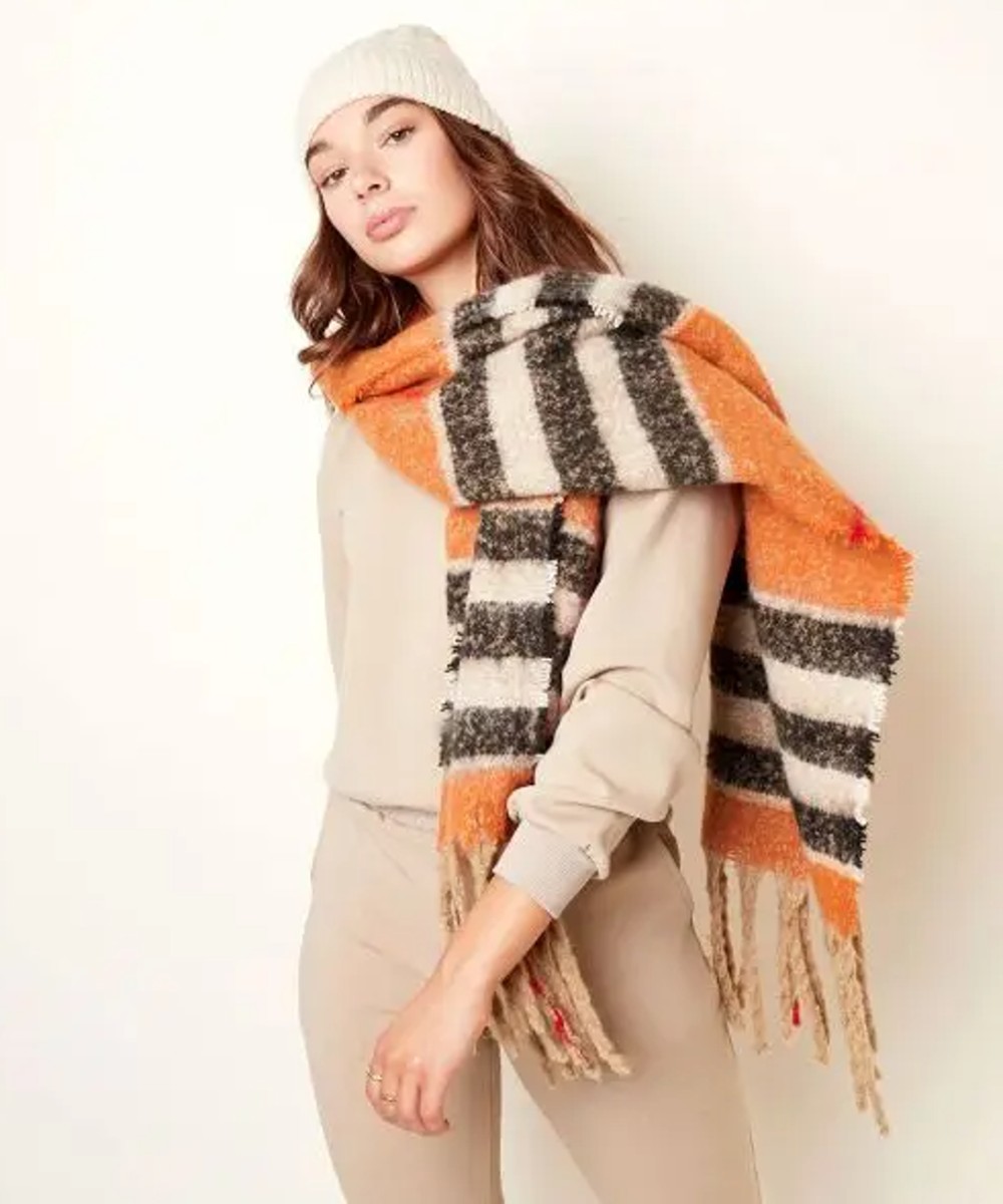 Wintersjaal-Pretty-stripes-beige-oranje--gestreepte-dikke-warme-sjaals-omslagdoeken-dames-winteraccesssoires-kopen-