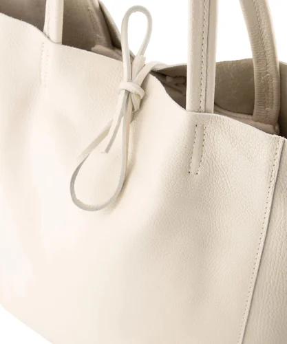 Leren-Shopper-Simple-beige lederen-shoppers-grote-tassen-handtassen-kopen-kantoortassen-Italiaanse-tassen-kopen- bestellen leder detail