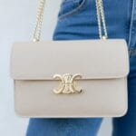 Beige Schoudertas Celia beige leren leer schoudertassen ketting hengsel gouden gesp kopen bestellen model 1