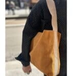 Cognac Suede Schoudertas Billy trendy suede schouderassen voorvak goud beslag italiaans leren tassen kopen bestellen model