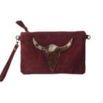 Donker Rode Suède Clutch Bull-rood-rode-bordeaux-suede-handtasjes-clutches-Stier-koevacht-mooie-hippe-tasjes-online-kopen