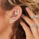 Ear-Crawler-Butterflies-zilver-zilveren-earcrawler-oorbellen-vlinders-trendy-dames-sieraden-kopen-bestellen model