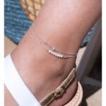 Enkelbandje-Beads-925-sterling-merk-ZOË-silver-zilver-zilveren-bandjes-witte-creme-kraaltjes-dames-enkelbandjes model