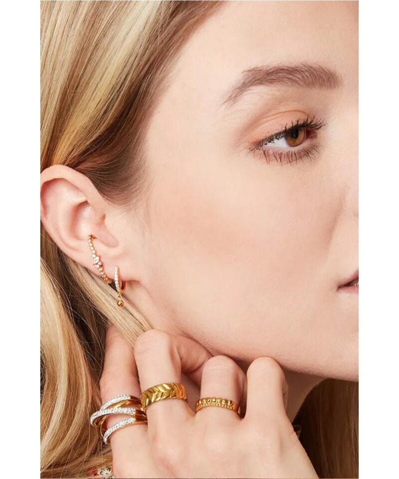 Gouden-Earcuff--Galactic-goud-dames-oorbellen-earcufs-oorpiercing-yehwang-rvs-kopen-bestellen-Piercing model