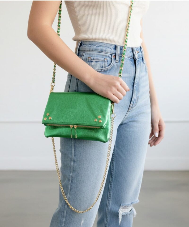 Groene Leren Schoudertas Shiney Metallic-groen groene--trendy-leren-fashiontas-crossbody-tassen-zilveren-kettinghengsel-look-a-like-kopen-model
