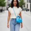 Handtas-Braided-Love-blauwe-blauw-gevlochten-schoudertas-tassen-kunstleder-festival-tassen-fashionbags-giuliano-kopen-bestellen model