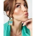 Kralen-Oorbellen-Cheers-mint-wit-gouden-kralen-tekst-cheers-statement-champagne-oorbellen-earrings-kopen-bestellen-detail