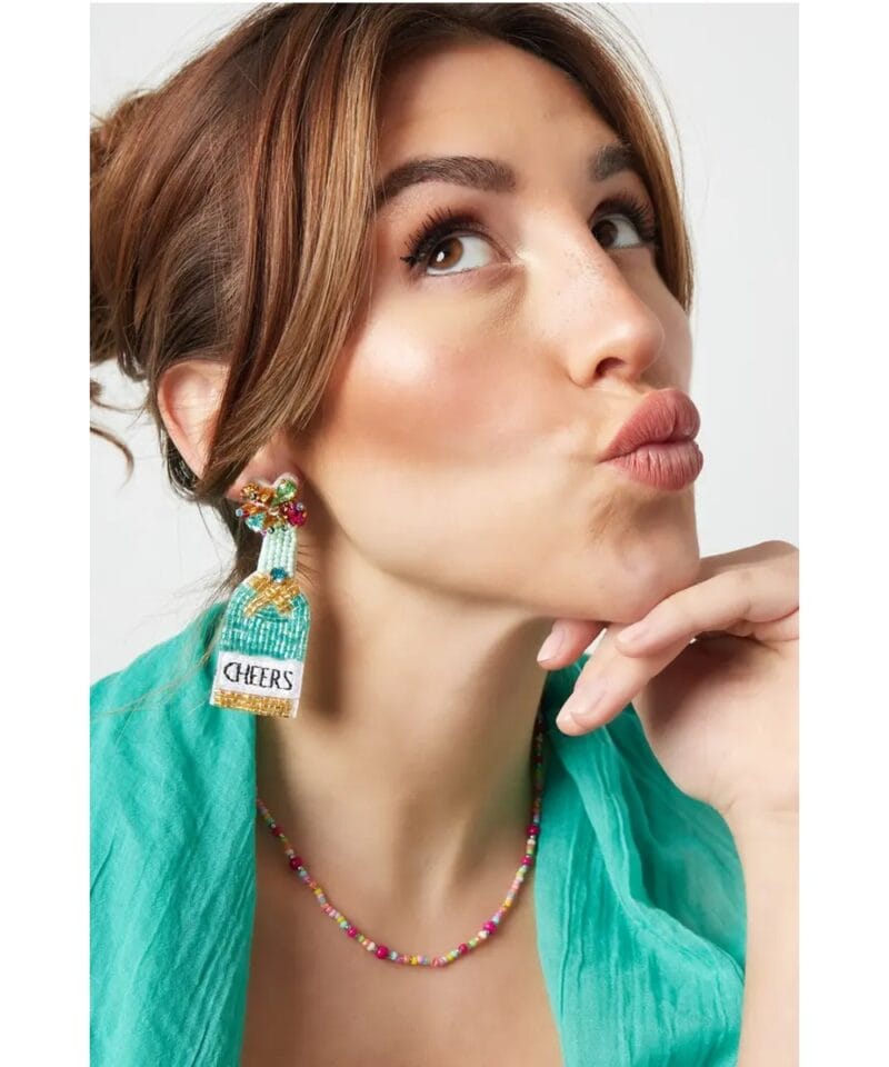 Kralen-Oorbellen-Cheers-mint-wit-gouden-kralen-tekst-cheers-statement-champagne-oorbellen-earrings-kopen-bestellen-detail