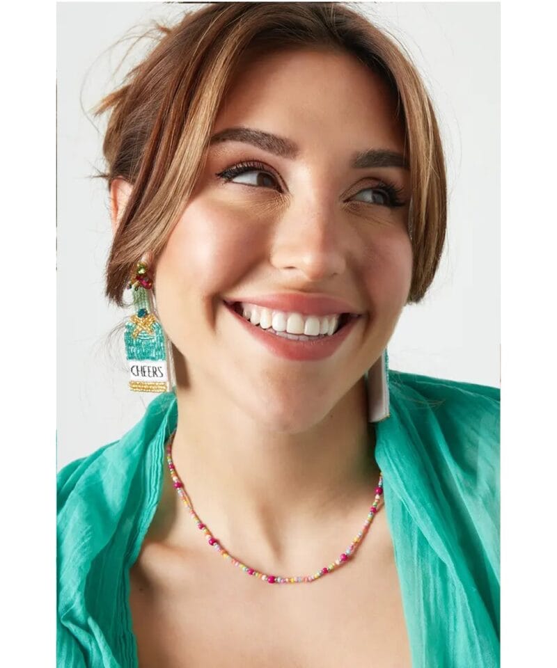 Kralen-Oorbellen-Cheers-mint-wit-gouden-kralen-tekst-cheers-statement-champagne-oorbellen-earrings-kopen-bestellen-details