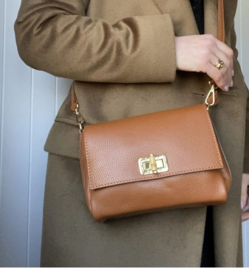 Leren Crossbodytas madeleine cognac leer schoudertassen houten draaislot luxe leren tassen kopen bestellen detail