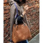 Leren Handtas Clarissa braided COGNAC gevlochten leren handtassen bruine leren hengsels luxe italiaans leren tassen kopen bestellen model