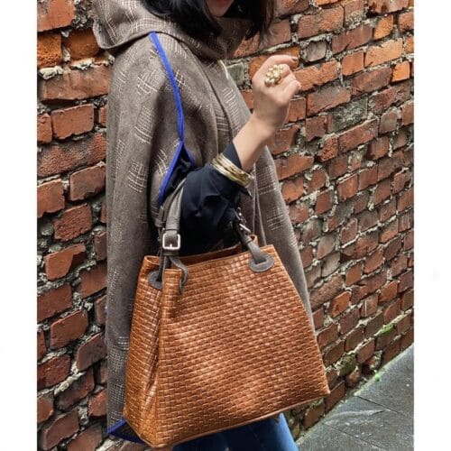 Leren Handtas Clarissa braided COGNAC gevlochten leren handtassen bruine leren hengsels luxe italiaans leren tassen kopen bestellen model
