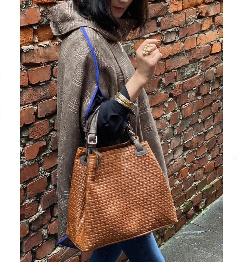 Leren Handtas Clarissa braided COGNAC gevlochten leren handtassen bruine leren hengsels luxe italiaans leren tassen kopen bestellen model