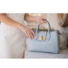 Leren Handtas Genevieve licht blauw blauwe leer Houten Draaislot ruime stevige tassen italiaans leder kopen bestellen kantoor model1