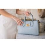 Leren Handtas Genevieve licht blauw blauwe leer Houten Draaislot ruime stevige tassen italiaans leder kopen bestellen kantoor model1