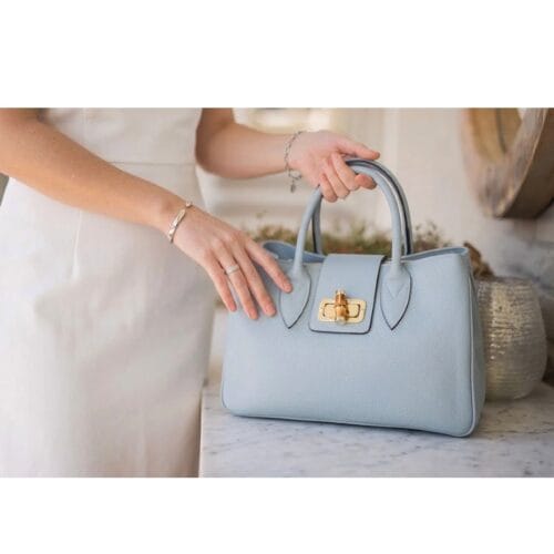 Leren Handtas Genevieve licht blauw blauwe leer Houten Draaislot ruime stevige tassen italiaans leder kopen bestellen kantoor model1