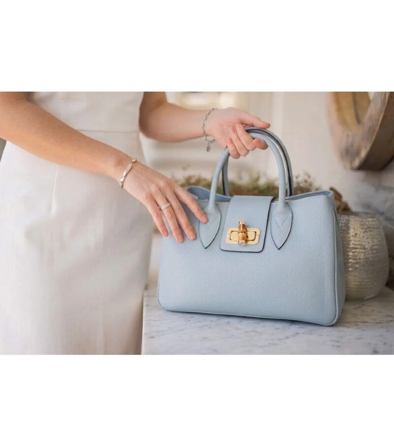Leren Handtas Genevieve licht blauw blauwe leer Houten Draaislot ruime stevige tassen italiaans leder kopen bestellen kantoor model1