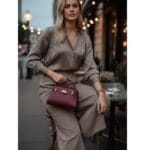 Leren Handtas Ischia donker bordeaux leren handtassen schoudertassen stevig gouden sierslot italiaans leren tassen kopen-model