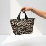 Leren Handtas Leopard Tote zwarte leren hengsels onderkant lang hengsel trendy chique dames tassen panter print kopen bestellen model
