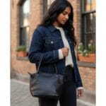 Leren Handtas Peony zwart zwarte ruime tote bag handtas met cognac hengsels chique leren tassen kopen-model1