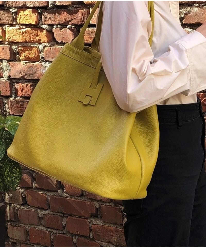 Leren Handtas Steffy- mosterd geel gele ruime leren shopper H gesp look a like shoppers tassen kopen bestellen model-Photoroom