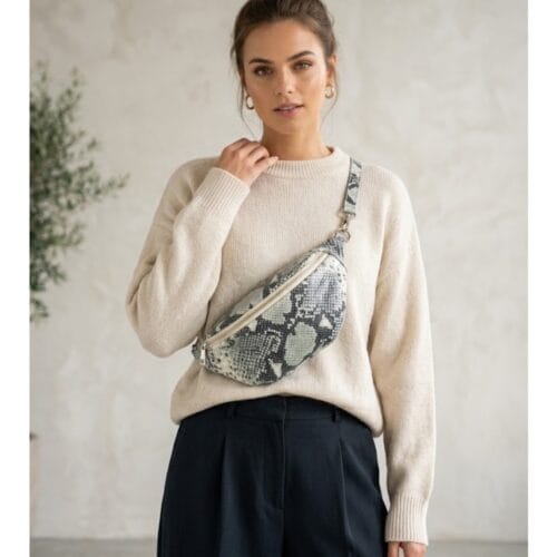Leren-Heuptas-Snakes Slangenprint-beige fannypack-beltbag-riemtassen-leder-leer-heuptassen-kopen-trendy model