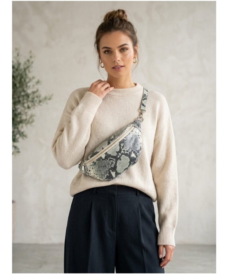Leren-Heuptas-Snakes Slangenprint-beige fannypack-beltbag-riemtassen-leder-leer-heuptassen-kopen-trendy model