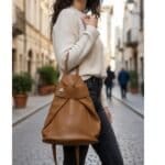 Leren Rugtas Stella XL donker cognac leer rugtassen handtassen schoudertassen zilver beslag trendy tassen kopen bestellen model1-Photoroom