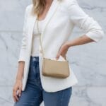 Leren Schoudertas Fiona taupe shoudertassen crossbodytas dames gouden kettinghengsel kopen bestellen model 1Leren Schoudertas Fiona taupe shoudertassen crossbodytas dames gouden kettinghengsel kopen bestellen model 1