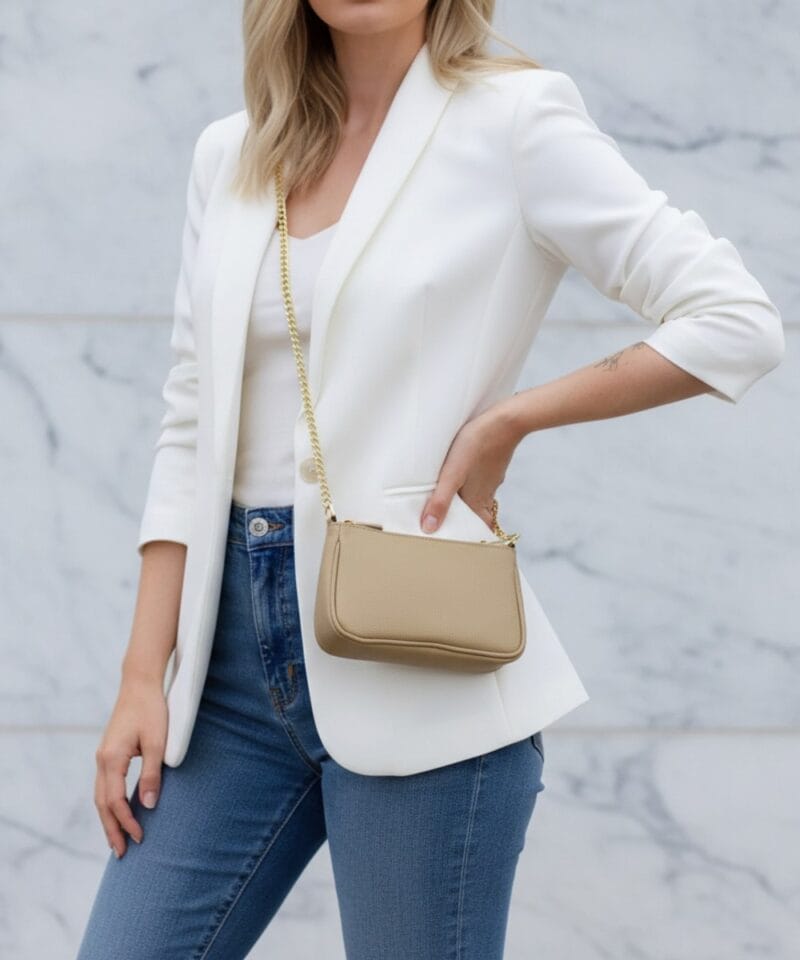 Leren Schoudertas Fiona taupe shoudertassen crossbodytas dames gouden kettinghengsel kopen bestellen model 1Leren Schoudertas Fiona taupe shoudertassen crossbodytas dames gouden kettinghengsel kopen bestellen model 1