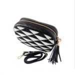 Leren Schoudertas Geweven Zigzag geweven print zwart wit patroon unieke luxe leren tassen kopen bestellen kwastje tassle boven