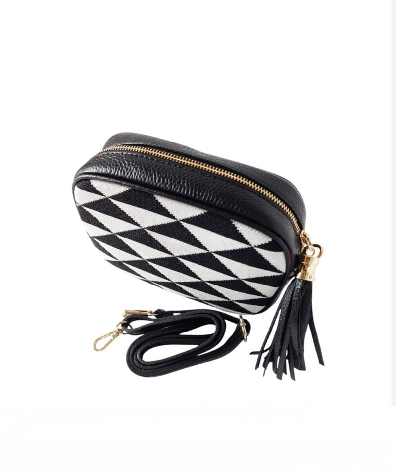 Leren Schoudertas Geweven Zigzag geweven print zwart wit patroon unieke luxe leren tassen kopen bestellen kwastje tassle boven