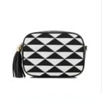 Leren Schoudertas Geweven Zigzag geweven print zwart wit patroon unieke luxe leren tassen kopen bestellen kwastje tassle1
