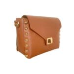 Leren-Schoudertas-My-Studs-cognac-tassen-gouden-studs-draaislot-stevige-trendy-dames-tassen-kopen-bestellen-side