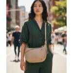Leren Schoudertas Sally taupe ruime zacht leren crossbodytassen luxe trendy italiaans leder kopen bestellen-model