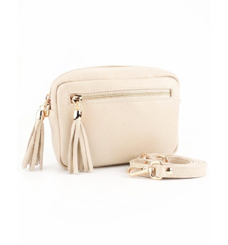 Leren Schoudertas Tassels-beige -crossbodytassen-schoudertassen-trendy-tas-met-twee-kwastjes-leder-fashion-tas-kopen-bestellen-goud-beslag-camerabag