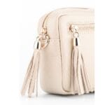 Leren Schoudertas Tassels-beige -crossbodytassen-schoudertassen-trendy-tas-met-twee-kwastjes-leder-fashion-tas-kopen-bestellen-goud-beslag-camerabag detail