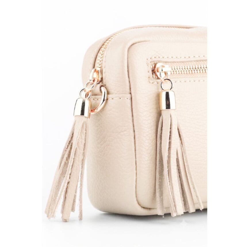 Leren Schoudertas Tassels-beige -crossbodytassen-schoudertassen-trendy-tas-met-twee-kwastjes-leder-fashion-tas-kopen-bestellen-goud-beslag-camerabag detail