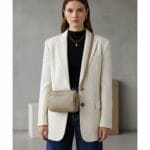 Leren Schoudertas Terry taupe zacht leer schoudertassen voorvak festival trendy fashion bags kopen bestellen model