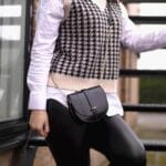 Leren-Schoudertas-Trendy-Metallic-goud-zwarte-slangenprint-snake-leer-lederen-tassen-gouden-kettinghengsel-beslag-giliano-tassen-kopen-bestellen- detail