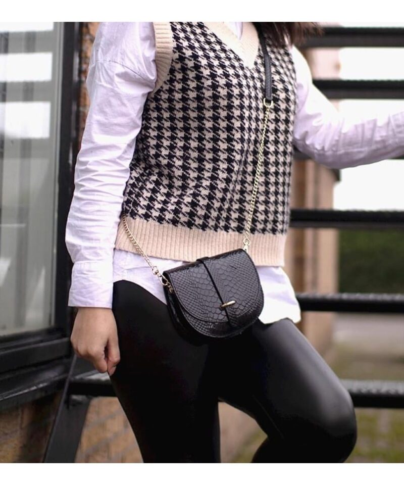 Leren-Schoudertas-Trendy-Metallic-goud-zwarte-slangenprint-snake-leer-lederen-tassen-gouden-kettinghengsel-beslag-giliano-tassen-kopen-bestellen- detail