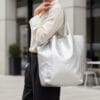 Leren-Shopper-Simple-Metallic-zilver-zilveren-metallic-lederen-shoppers-grote-tassen-handtassen-kopen-glans-coating-Italiaanse-tassen-kopen-model
