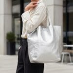 Leren-Shopper-Simple-Metallic-zilver-zilveren-metallic-lederen-shoppers-grote-tassen-handtassen-kopen-glans-coating-Italiaanse-tassen-kopen-model