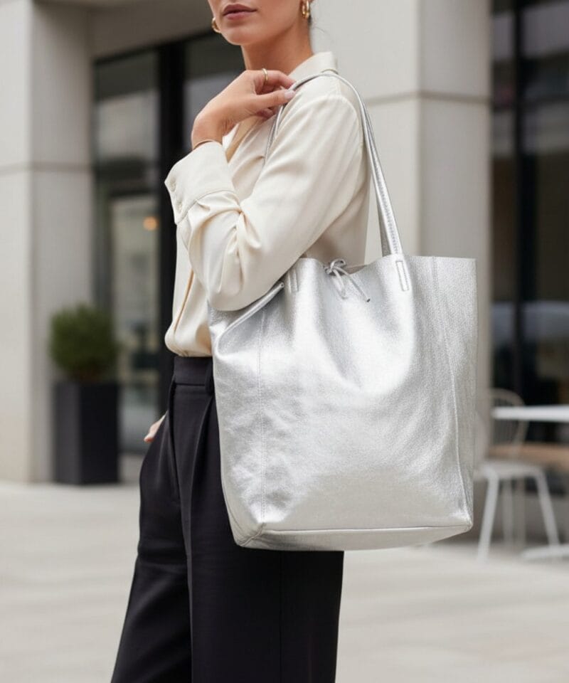 Leren-Shopper-Simple-Metallic-zilver-zilveren-metallic-lederen-shoppers-grote-tassen-handtassen-kopen-glans-coating-Italiaanse-tassen-kopen-model