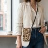 Leren-Telefoontasje-Wild Print Dierenhuid leopard panter print-kleine-leren-schoudertassen-vacht-kopen italiaans leder telefoontasjes schoudertasjes bestellen model