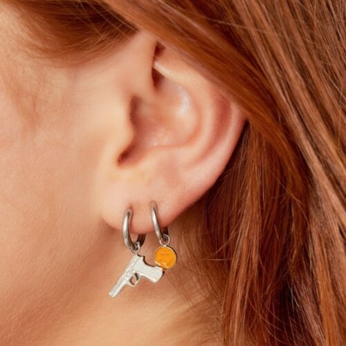 Oorbellen-Gun-zilver-zilveren-dames-oorbel-earrings-met-pistool-bedel-sieraden-trendy-fashion-kopen-bestellen-yehwang model